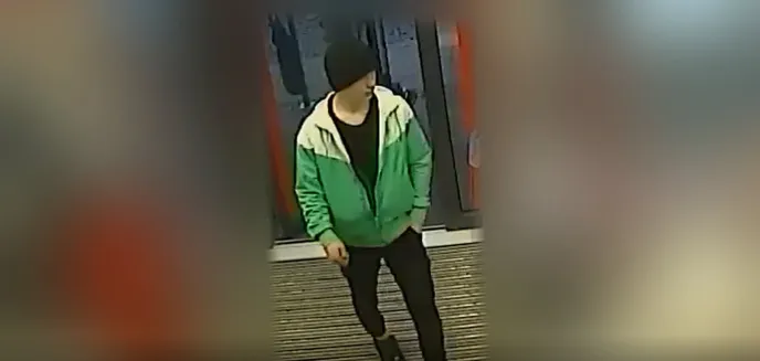 Młody chłopak w czapce i bez skarpetek wybrał się do Rossmanna na Zatorzu. Ma kłopoty [WIDEO]