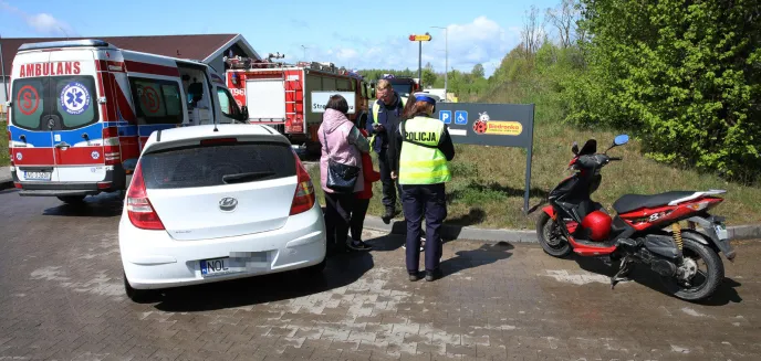 Kolizja pod Biedronką w Gutkowie. 31-letnia kierująca hyundaiem zmusiła kierowcę skutera do gwałtownego hamowania [ZDJĘCIA]