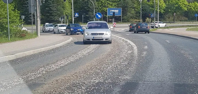 Osiedle Likusy. Blisko dwie tony żwiru wysypały się z wywrotki na ulicę Bałtycką [ZDJĘCIA, WIDEO]