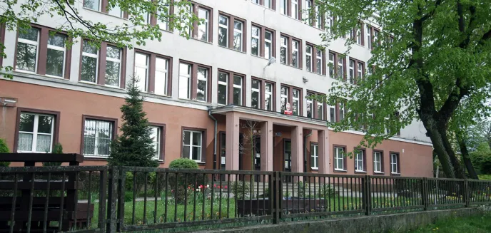 Rodzice uczniów z SP 14 od lat proszą miasto o budowę boiska przy szkole. Prezydent odpowiada
