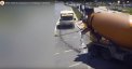Na ul. Płoskiego z pojazdu wylał się beton