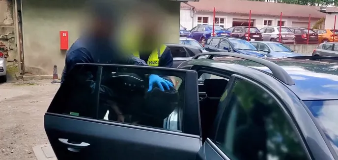 Paweł S. podejrzany o zabójstwo 47-latka na osiedlu Mazurskim trafił na 3 miesiące do aresztu [WIDEO]