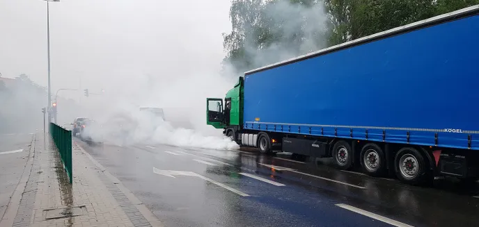 Awaria silnika samochodu ciężarowego spowiła dymem pół Zatorza [ZDJĘCIA, WIDEO]