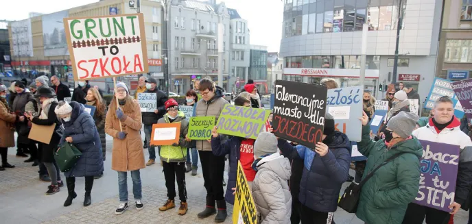 Stowarzyszenie wspierające dzieci z niepełnosprawnościami „Strzał w 10” zbiera pieniądze na wykupienie działki od miasta
