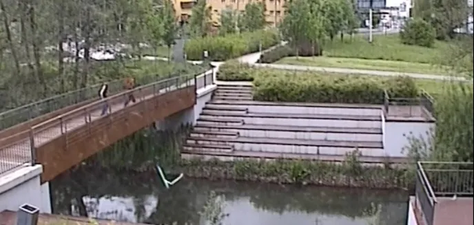 ''Bo to zła hulajnoga była''? Nieletni wrzucił hulajnogę Bolta do Łyny w parku Centralnym [WIDEO]
