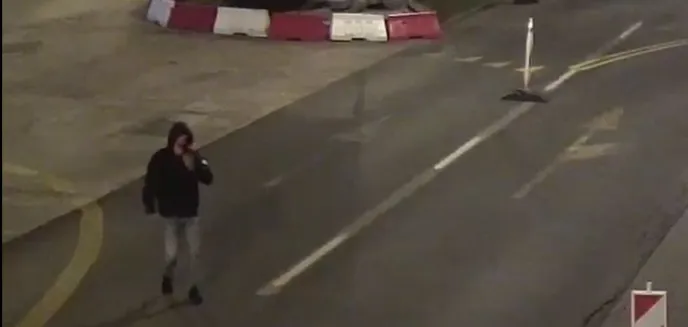Dziewczyna dała kosza? Wyładował złość na samochodach i witrynie sklepowej [WIDEO]