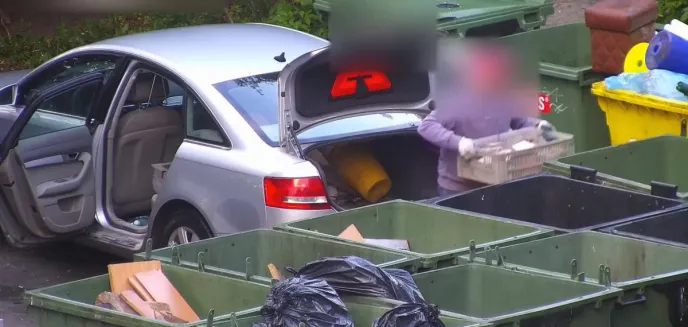Wyrzucili śmieci do nieodpowiednich kontenerów przy ul. Nowowiejskiego. Zauważył to strażnik miejski [WIDEO]
