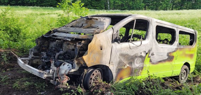 Artykuł: Pożar busa pod Olsztynem. 42-letni kierowca chciał uniknąć zderzenia ze zwierzyną