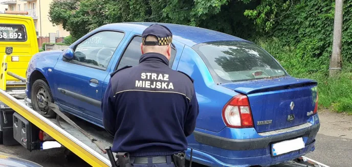 Bez kół, zderzaków i lusterek. Kolejne wraki zniknęły z ulic Olsztyna [ZDJĘCIA]