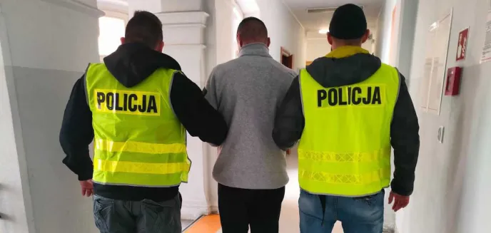 30-letni recydywista włamywał się do piwnic w Olsztynie i je okradał. Wizyta policjantów go zaskoczyła