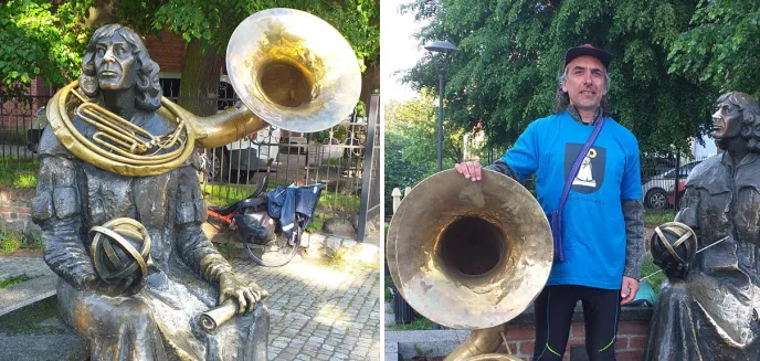 Muzyczny performance przy pomniku Mikołaja Kopernika w Olsztynie. Muzyk zbiera środki na chore ptaki [ZDJĘCIA, WIDEO]