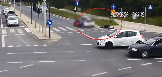 60-letnia kobieta hyundaiem potrąciła 36-latka jadącego hulajnogą na ul. Synów Pułku [WIDEO]