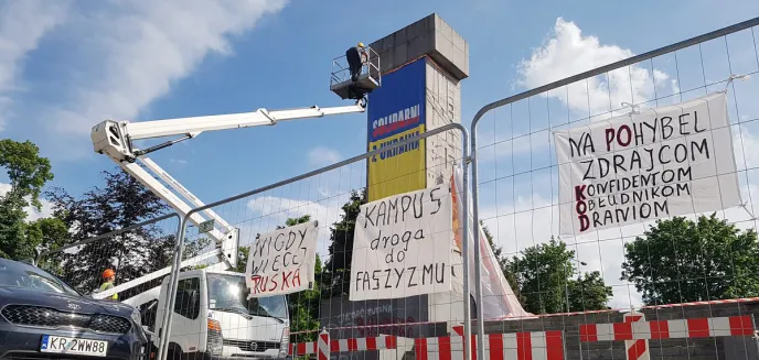 Bannery zdjęte z ''szubienic''. W sprawę wmieszany Tusk i radny PiS [ZDJĘCIA]