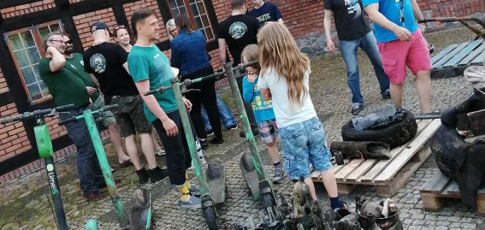 Elektryczne hulajnogi, zderzak od ''malucha'', butelki... Co zalegało na dnie Łyny? [ZDJĘCIA]
