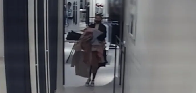 ''Galerianka'' w Aurze chciała się ubrać w markowe ubrania, ale nie chciała za nie zapłacić...  [WIDEO]
