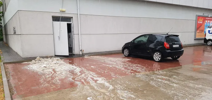 Nad Olsztynem przeszła burza. Zalana Biedronka przy ul. Poprzecznej [ZDJĘCIA]