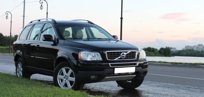 Na ul. Bałtyckiej w Olsztynie volvo uderzyło w pojazd marki Peugeot. 17-latka sprawczynią kolizji