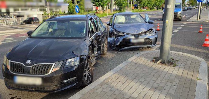 Artykuł: Kolizja na ul. Leonharda w Olsztynie. 20-letni kierowca taksówki wjechał na czerwonym świetle na skrzyżowanie