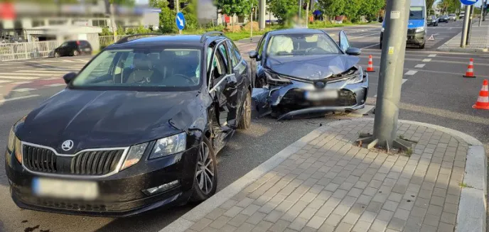 Kolizja na ul. Leonharda w Olsztynie. 20-letni kierowca taksówki wjechał na czerwonym świetle na skrzyżowanie