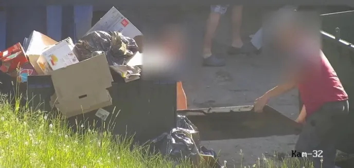 Podrzucili odpady do kontenerów na ul. Nowowiejskiego w Olsztynie. Wszystko zarejestrowała kamera [WIDEO]