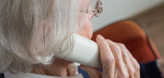 88-letnia seniorka z Olsztyna wyrzuciła przez okno 16 tys. zł