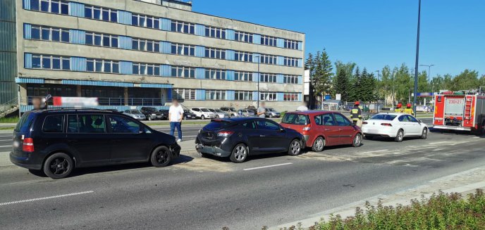 Na ul. Cementowej w Olsztynie zderzyły się cztery auta osobowe [ZDJĘCIA]