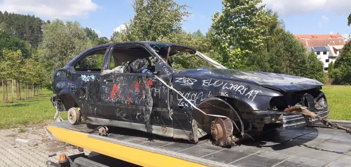 Po 1,5 roku wrak bmw zniknął z osiedla Generałów w Olsztynie [WIDEO]