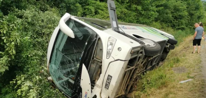 Nauczyciele z okolic Olsztyna ranni w wypadku autokaru na Dolnym Śląsku [ZDJĘCIA]