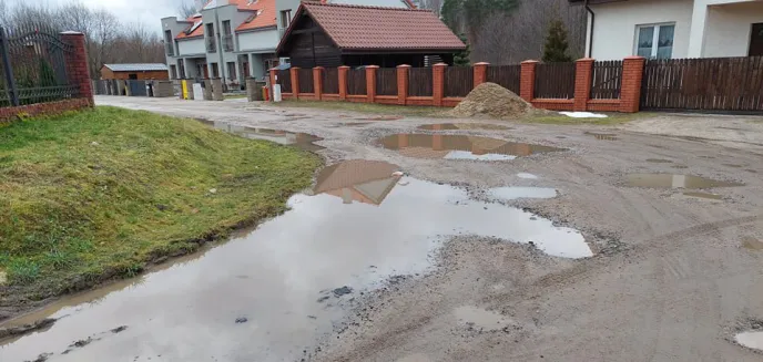 Mieszkańcy ul. Oleńki w Olsztynie zdesperowani. Droga wygląda jak szwajcarski ser, a ratusz nie ma pieniędzy na remont