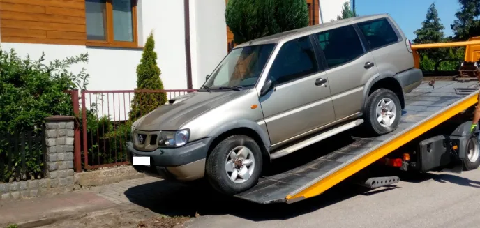 Strażnicy miejscy z Olsztyna walczą z porzuconymi wrakami. Odholowano kolejne