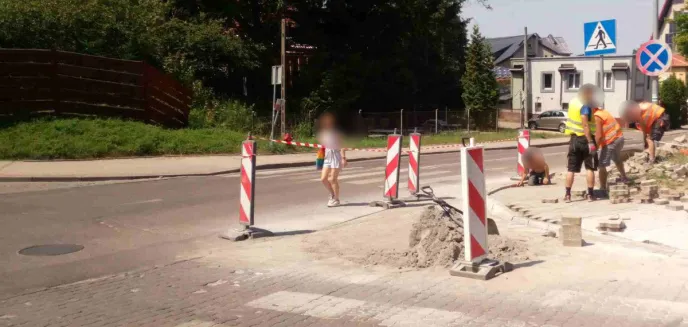 Zdemontowali chodnik na ul. Mroza, ale prac nie oznaczyli. Interweniowali strażnicy miejscy
