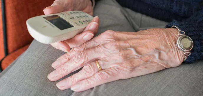 82-letnia seniorka z Olsztyna uwierzyła ''policjantowi''. Biżuterię i pieniądze wyrzuciła przez okno