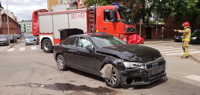 Artykuł: Na olsztyńskim Zatorzu zderzyły się dwa auta marki Audi. Jeden z kierowców był agresywny [ZDJĘCIA]
