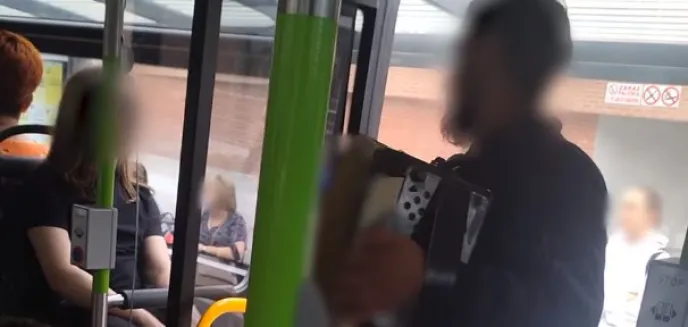 Atrakcja czy udręka? W olsztyńskiej komunikacji grają i chcą pieniędzy [WIDEO]