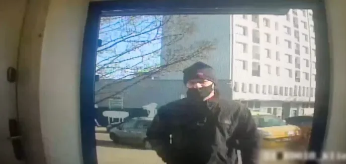 Ukradł pieniądze z bankomatu PKO przy ul. Jasnej w Olsztynie. Rozpoznajesz go? [WIDEO]