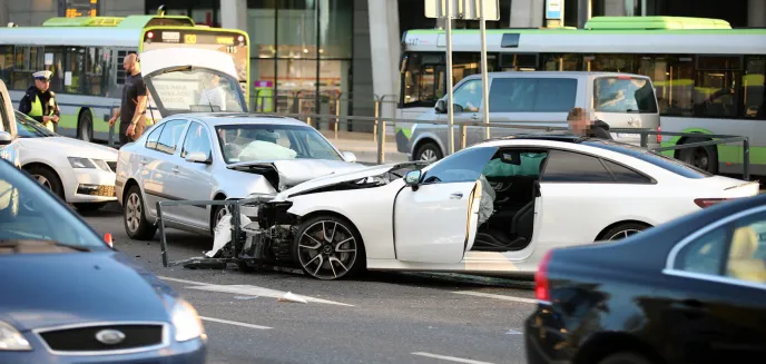Kierowca mercedesa staranował barierki i uderzył w inne auto pod Galerią Warmińską [ZDJĘCIA, WIDEO]