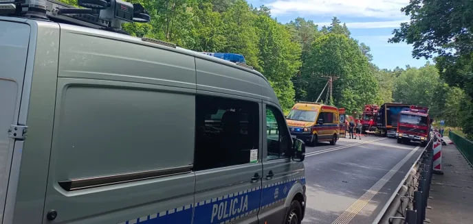 Trasa Olsztyn-Ostróda zablokowana. Na DK 16 ciężarówka zderzyła się z dźwigiem