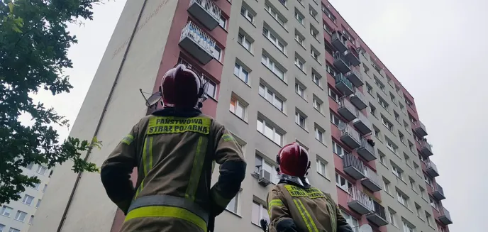 Akcja służb w wieżowcu przy ul. Barczewskiego w Olsztynie. Finał? Niespotykany [ZDJĘCIA]