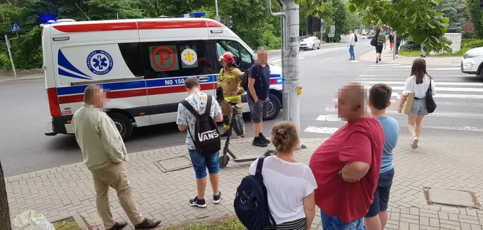 16-latek jechał z koleżanką hulajnogą w centrum miasta. Uderzyli w autobus miejski [ZDJĘCIA]