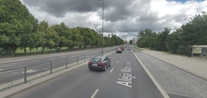 Gwałtownie hamował i jechał całą szerokością al. Warszawskiej. 46-latek ma poważne problemy
