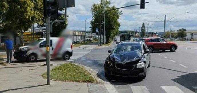 Artykuł: Kierowca skody uderzył w dostawczego fiata na ul. Towarowej w Olsztynie. Zapłaci wysoki mandat
