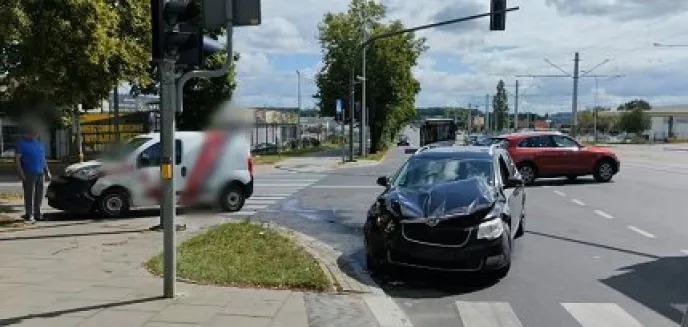 Kierowca skody uderzył w dostawczego fiata na ul. Towarowej w Olsztynie. Zapłaci wysoki mandat