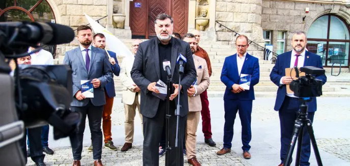 Czołowi przedstawiciele Konfederacji w Olsztynie. Posłowie promowali program partii