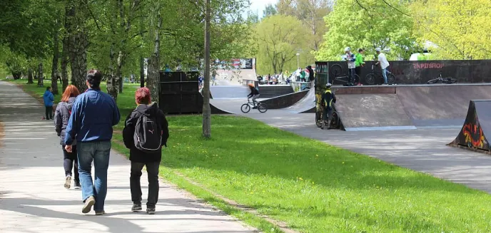 Park Kusocińskiego niszczeje. Działacze lokalnej Lewicy Razem domagają się rewitalizacji skateparku