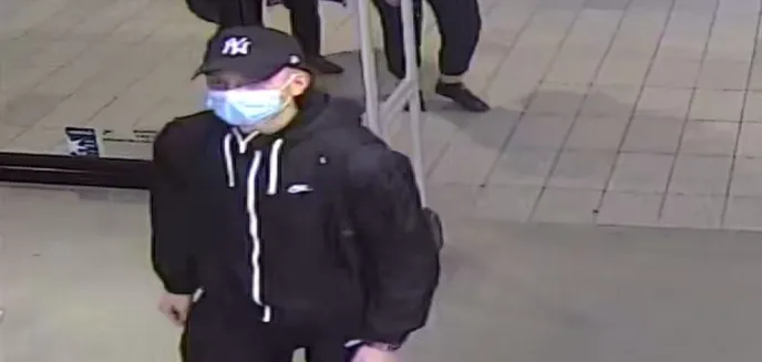 Przyszedł w dresach i maseczce do galerii handlowej w Olsztynie, a teraz szuka go policja