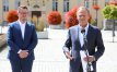 Robert Waraksa, nowy burmistrz Olsztynka (z lewej) i Donald Tusk