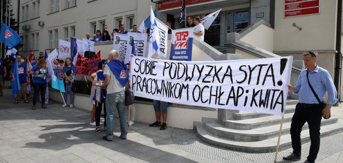 Artykuł: ''Stop bieda płacom w budżetówce''. Protest OPZZ przed urzędem wojewódzkim w Olsztynie [ZDJĘCIA, WIDEO]