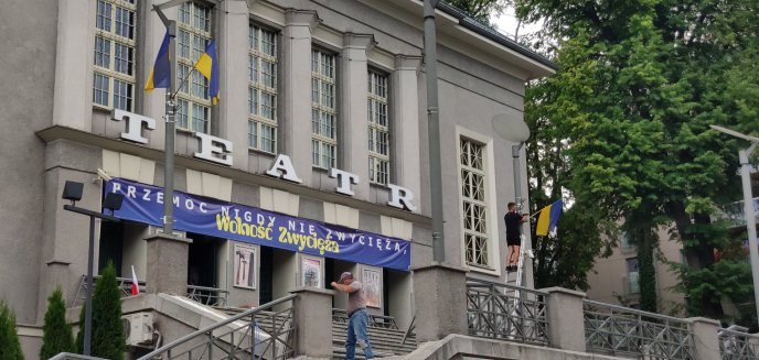 Artykuł: Teatr Jaracza:  polskie flagi zastąpione barwami Ukrainy. ''Czym kierował się dyrektor?'' [ZDJĘCIA]