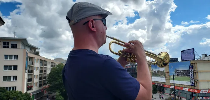[WYWIAD]  ''To dla mnie duma''. Niewidomy muzyk z Olsztyna codziennie odgrywa hymn miasta z ratuszowej wieży [WIDEO]