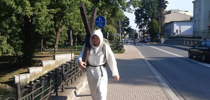 Modli się o nawrócenie ojczyzny. Pielgrzym Michał przemierza Warmię i Mazury